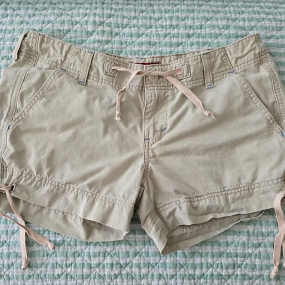 Levi's Low Slouch Denim Khaki Shorts in Size Large Junior (Very Good Condition)